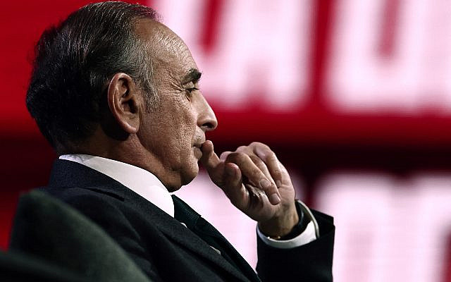 Éric Zemmour, chef du parti Reconquête!, assiste au débat « Face à vous - Les grands enjeux de demain », organisé par l'hebdomadaire français Le Journal du Dimanche (JDD) au Dôme de Paris - Palais des Sports à Paris le 25 novembre 2025. (Crédit : Thibaud Moritz / AFP)
