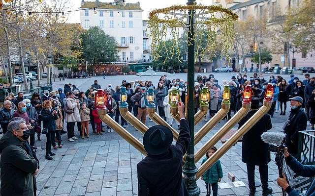Documentaire "La Corse promise",
allumage de Hanoukka 2024 sur la Place du Marché à Bastia Corse France. (Crédit : Archives privées du Beth Habad de Bastia)