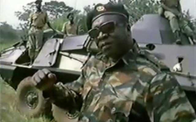 Idi Amin Dada expliquant « l’assaut » sur le Golan dans le documentaire "Général Idi Amin Dada : Autoportrait" (1974). (Crédit : Dailymotion / capture d'écran)