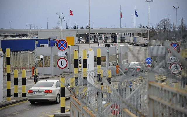 Des véhicules pénètrent au point de passage frontalier de Kapitan Andreevo entre la Bulgarie et la Turquie, le samedi 29 février 2020. Kapitan Andreevo est un village frontalier bulgare, limitrophe de la Grèce (UE) et de la Turquie, connu pour son poste-frontière qui est l'un des plus fréquentés d'Europe. (Crédit AP/Hristo Rusev) Des véhicules pénètrent au point de passage frontalier de Kapitan Andreevo entre la Bulgarie et la Turquie, le samedi 29 février 2020. Kapitan Andreevo est un village frontalier bulgare, limitrophe de la Grèce (UE) et de la Turquie, connu pour son poste-frontière qui est l'un des plus fréquentés d'Europe. (Crédit AP/Hristo Rusev)