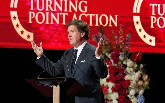 Tucker Carlson s’exprime lors d’une cérémonie commémorative en l’honneur du conservateur Charlie Kirk, le 21 septembre 2025, au State Farm Stadium de Glendale, en Arizona. (Crédit : John Locher/AP)
