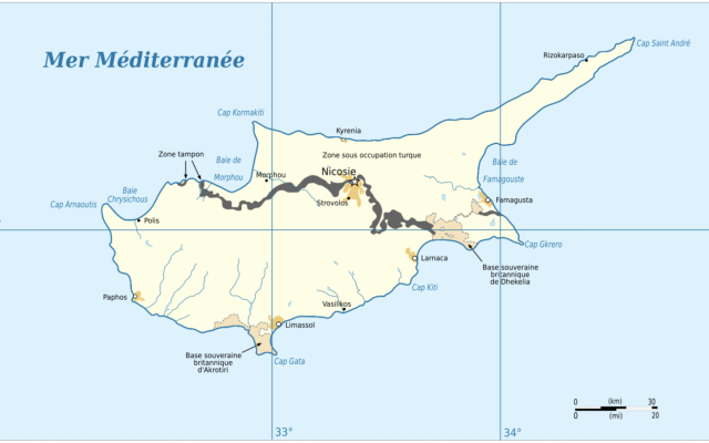 Carte de la ligne verte dite "ligne de Nicosie". La ligne verte est une zone démilitarisée contrôlée par la Force des Nations unies chargée du maintien de la paix à Chypre (UNFICYP) de l'Organisation des Nations unies (ONU), qui partage, depuis 1974, l'île de Chypre, et sa capitale Nicosie, entre le tiers nord de Chypre occupé (souvent appelée « partie turque »), contrôlée de facto par la Turquie, et la république de Chypre (souvent appelée « partie grecque »), dont le gouvernement est le seul qui soit internationalement reconnu. (Crédit : domaine public via Wikipedia) Carte de la ligne verte dite "ligne de Nicosie". La ligne verte est une zone démilitarisée contrôlée par la Force des Nations unies chargée du maintien de la paix à Chypre (UNFICYP) de l'Organisation des Nations unies (ONU), qui partage, depuis 1974, l'île de Chypre, et sa capitale Nicosie, entre le tiers nord de Chypre occupé (souvent appelée « partie turque »), contrôlée de facto par la Turquie, et la république de Chypre (souvent appelée « partie grecque »), dont le gouvernement est le seul qui soit internationalement reconnu. (Crédit : domaine public via Wikipedia)