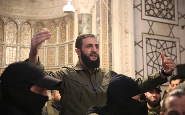 Le chef du groupe islamiste syrien Hayat Tahrir al-Sham (HTS) qui a dirigé une offensive rebelle éclair arrachant Damas au contrôle du gouvernement, Abu Mohammed al-Jolani, s'adressant à la foule dans la mosquée Omeyyade de la capitale, le 8 décembre 2024. (Crédit : Aref Tammawi/AFP)