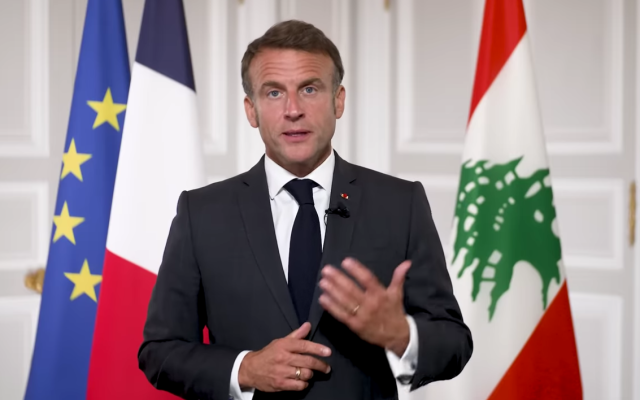 Le président français Emmanuel Macron s'adressant aux Libanais à la suite de la vague d'explosions des bipeurs utilisés par le Hezbollah, le 19 septembre 2024. (Crédit : Capture d'écran Youtube ; utilisée conformément à l'article 27a de la loi sur le droit d'auteur)