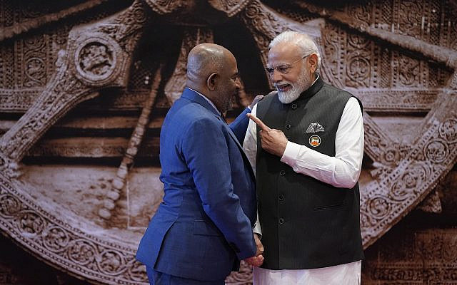 Le Premier ministre indien Narendra Modi (à droite) s'entretient avec le président de l'Union africaine et président de l'Union des Comores, Azali Assoumani, à son arrivée au centre de congrès Bharat Mandapam pour le sommet du G20 à New Delhi, en Inde, le samedi 9 septembre 2023. (Crédit : AP/Evan Vucci, Pool)