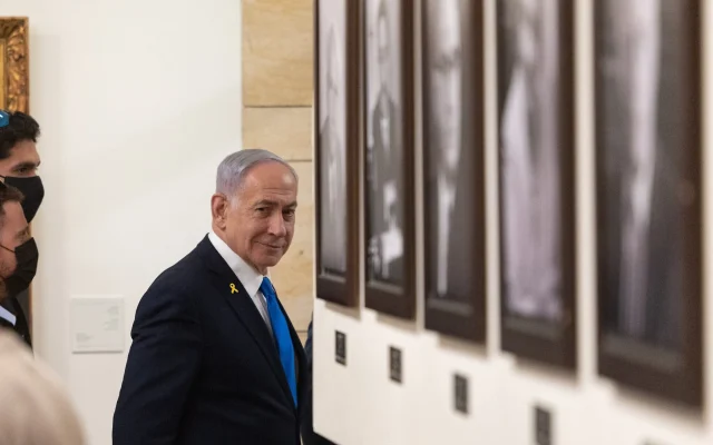 Le Premier ministre Benjamin Netanyahu dans les couloirs de la Knesset, le 3 novembre 2025. (Crédit : Chaim Goldberg/FLASH90)