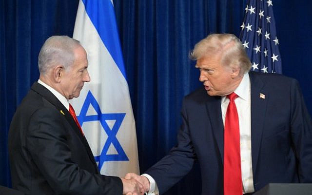 Le Premier ministre Netanyahu et le président américain Donald Trump lors de leur déclaration commune à l'issue de la rencontre à Mar-a-Lago du 30 décembre 2025. (Crédit : Amos Ben Gershom / GPO)