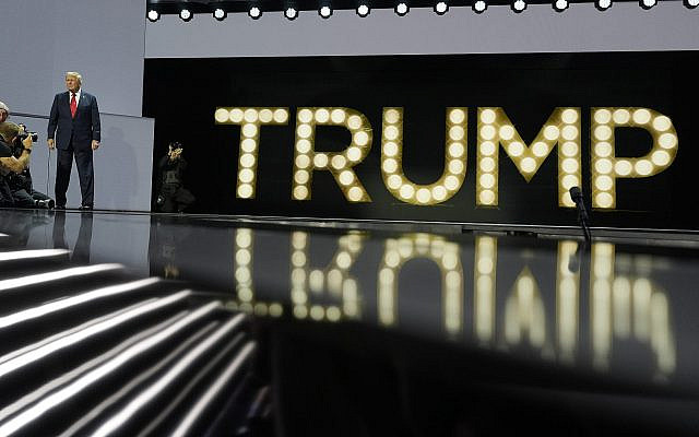 Le président Donald Trump, candidat républicain à la présidence, arrive au Fiserv Forum de Milwaukee le jeudi 18 juillet 2024 pour prendre la parole lors de la Convention nationale républicaine de 2024. (Crédit : AP/Carolyn Kaster) Le président Donald Trump, candidat républicain à la présidence, arrive au Fiserv Forum de Milwaukee le jeudi 18 juillet 2024 pour prendre la parole lors de la Convention nationale républicaine de 2024. (Crédit : AP/Carolyn Kaster)