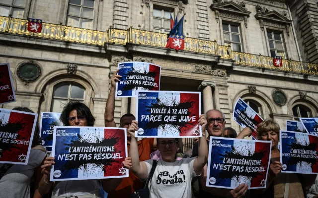 Des manifestants lors d'un rassemblement pour condamner le viol collectif antisémite présumé d'une jeune fille de 12 ans, lors d'un rassemblement sur la Place des Terreaux, à Lyon, dans le centre-est de la France, le 19 juin 2024. (Crédit : Jean-Philippe Ksiazek/AFP)