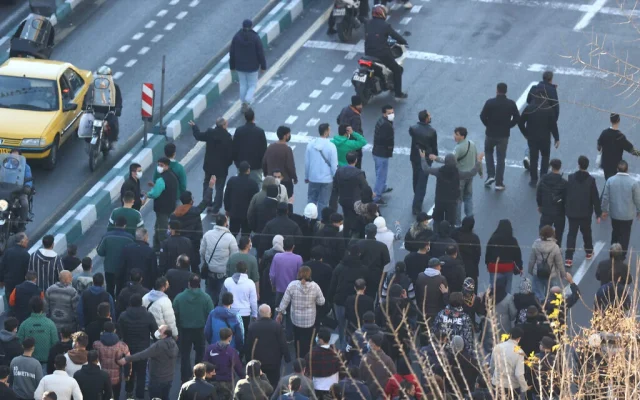 Des commerçants manifestent dans les rues de Téhéran le 29 décembre 2025 contre la situation économique et la monnaie iranienne en difficulté. (Crédit : FARS NEWS AGENCY / AFP) Des commerçants manifestent dans les rues de Téhéran le 29 décembre 2025 contre la situation économique et la monnaie iranienne en difficulté. (Crédit : FARS NEWS AGENCY / AFP)