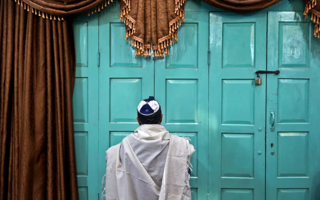 Un Juif iranien prie à la synagogue Molla Agha Baba de Yazd, à 676 km au sud de Téhéran, la capitale iranienne, le 20 novembre 2014. (Crédit : AP/Ebrahim Noroozi)