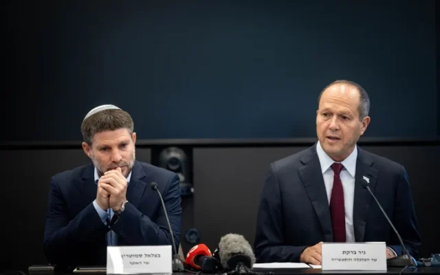 Le chef du parti HaTzionout HaDatit, Bezalel Smotrich, et le député du Likud, Nir Barkat, assistent à la première réunion du comité pour la décentralisation et l'accroissement de la concurrence sur les marchés de l'alimentation et des produits d'hygiène, le 3 septembre 2023. (Crédit : Chaim Goldberg/Flash90) Le chef du parti HaTzionout HaDatit, Bezalel Smotrich, et le député du Likud, Nir Barkat, assistent à la première réunion du comité pour la décentralisation et l'accroissement de la concurrence sur les marchés de l'alimentation et des produits d'hygiène, le 3 septembre 2023. (Crédit : Chaim Goldberg/Flash90)