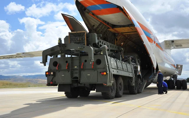 Des véhicules et équipements militaires, ainsi que des pièces des systèmes de défense aérienne S-400, sont déchargés d’un avion de transport russe à l’aéroport militaire de Murted à Ankara, en Turquie, le 12 juillet 2019. (Crédit : Ministère turc de la Défense/AP)