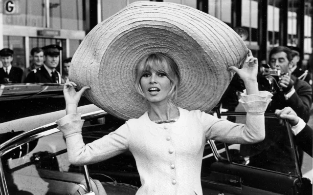 L'actrice Brigitte Bardot pose avec un immense sombrero rapporté du Mexique, à son arrivée à l'aéroport d'Orly à Paris le 27 mai 1965. (Crédit : AP/Archives) L'actrice Brigitte Bardot pose avec un immense sombrero rapporté du Mexique, à son arrivée à l'aéroport d'Orly à Paris le 27 mai 1965. (Crédit : AP/Archives)
