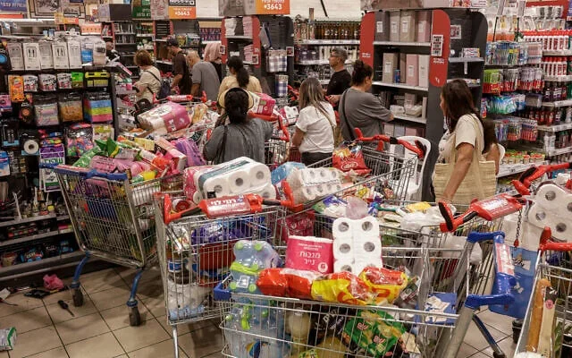 Des personnes font leurs courses avant Rosh HaShana, à Jérusalem, le 16 septembre 2025 (Rachel Alroey/Flash90)