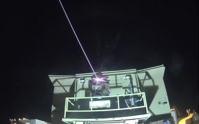 Le système de défense antiaérienne à laser "Iron Beam" interceptant une cible au-dessus du sud d'Israël, en mars 2022. (Crédit : Ministère de la Défense) Le système de défense antiaérienne à laser "Iron Beam" interceptant une cible au-dessus du sud d'Israël, en mars 2022. (Crédit : Ministère de la Défense)