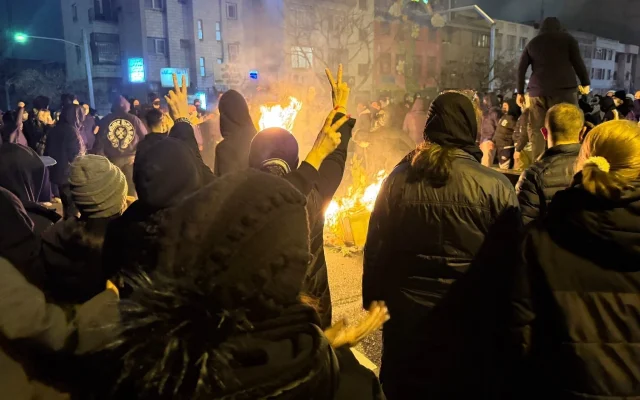 Sur cette photo obtenue par l'Associated Press, des Iraniens participent à une manifestation antigouvernementale à Téhéran, en Iran, le 9 janvier 2026. (Crédit : UGC via AP)