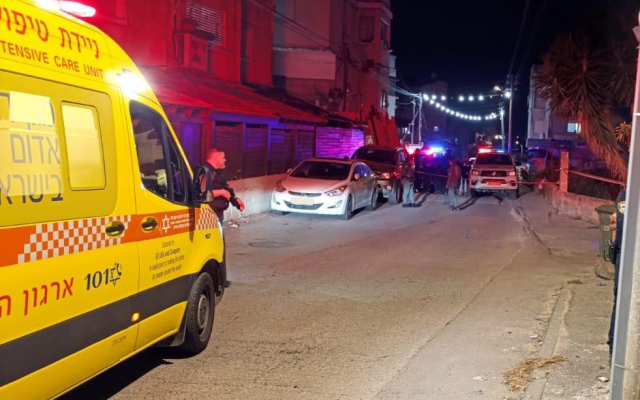 Illustration : Des ambulanciers arrivent sur les lieux d'une fusillade qui a coûté la vie à deux hommes à Nazareth, le 20 décembre 2025. (Crédit : Magen David Adom)