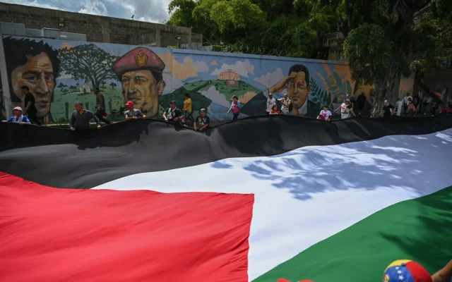 Les partisans du président Nicolas Maduro participent à une manifestation en soutien au peuple palestinien, à Caracas, le 4 novembre 2023 (Crédit : Federico Parra / AFP)