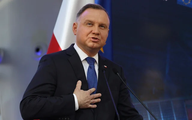 Le président polonais Andrzej Duda s'exprimant lors d'une conférence de presse conjointe avec la présidente de la Commission européenne Ursula Von der Leyen et le Premier ministre polonais Mateusz Morawiecki au siège du réseau électrique polonais, à Konstancin-Jeziorna, en Pologne, le 2 juin 2022. (Crédit : Michal Dyjuk/AP Photo) Le président polonais Andrzej Duda s'exprimant lors d'une conférence de presse conjointe avec la présidente de la Commission européenne Ursula Von der Leyen et le Premier ministre polonais Mateusz Morawiecki au siège du réseau électrique polonais, à Konstancin-Jeziorna, en Pologne, le 2 juin 2022. (Crédit : Michal Dyjuk/AP Photo)
