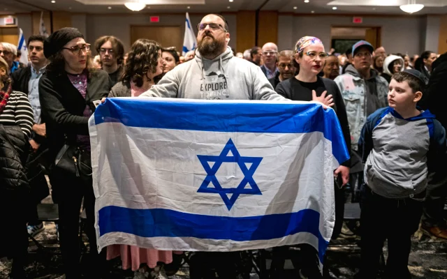 Des membres de la communauté juive de Montréal se rassemblent pour une veillée au Centre de conférences Gelber à Montréal, au Canada, le 9 octobre 2023, deux jours après l'attaque meurtrière du Hamas contre des civils israéliens. (Crédit : ANDREJ IVANOV / AFP)