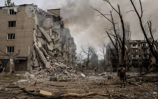 Sur cette photo prise par le service de presse de la 24e brigade mécanisée des forces armées ukrainiennes le 12 octobre 2025 et publiée le 14 octobre 2025, un soldat ukrainien se tient parmi les décombres, dans la cour d'immeubles résidentiels détruits, dans la ville de Kostyantynivka, située en première ligne dans la région de Donetsk, alors que la Russie envahit l'Ukraine. (Crédit : OLEG PETRASIUK / 24e brigade mécanisée des forces armées ukrainiennes / AFP)