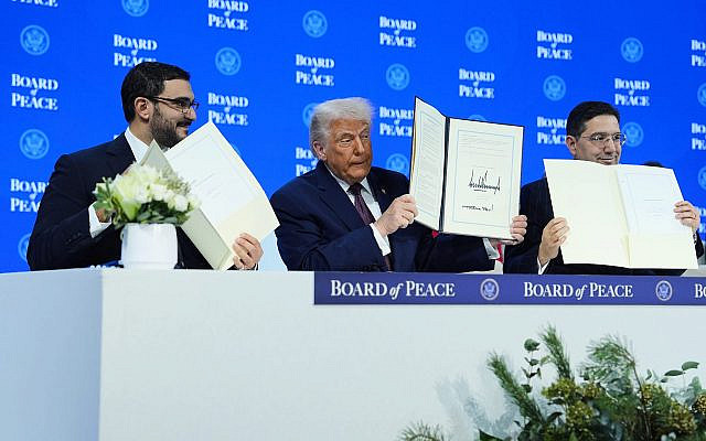 Le président Donald Trump (au centre) et Nasser Bourita, ministre des Affaires étrangères du Maroc (à droite), brandissent une charte signée du Conseil de la paix lors de la réunion annuelle du Forum économique mondial à Davos, en Suisse, le jeudi 22 janvier 2026. (Crédit : AP/Evan Vucci) Le président Donald Trump (au centre) et Nasser Bourita, ministre des Affaires étrangères du Maroc (à droite), brandissent une charte signée du Conseil de la paix lors de la réunion annuelle du Forum économique mondial à Davos, en Suisse, le jeudi 22 janvier 2026. (Crédit : AP/Evan Vucci)