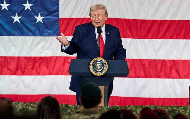 Le président américain Donald Trump s'adressant aux soldats, à Fort Bragg, en Caroline du Nord, le 13 février 2026. (Crédit : Matt Ramey/AP Photo)