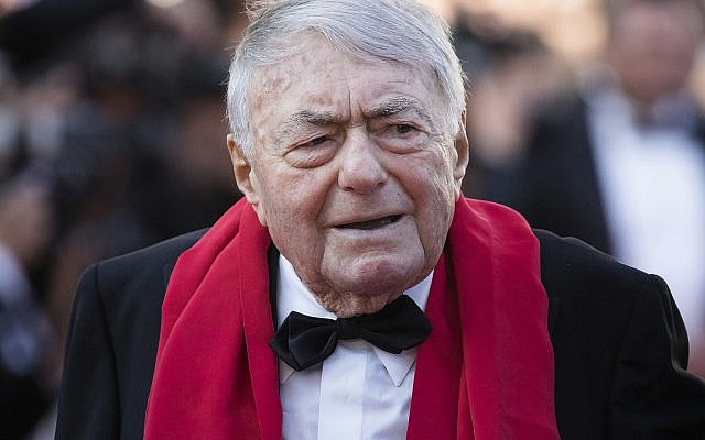 Claude Lanzmann pose pour les photographes lors de la première du film "L'homme qui a tué Don Quichotte" lors de la cérémonie de clôture du 71e festival international du film à Cannes, le samedi 19 mai 2018. (Crédit : Vianney Le Caer/Invision/AP) Claude Lanzmann pose pour les photographes lors de la première du film "L'homme qui a tué Don Quichotte" lors de la cérémonie de clôture du 71e festival international du film à Cannes, le samedi 19 mai 2018. (Crédit : Vianney Le Caer/Invision/AP)
