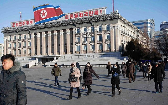Des passants déambulent dans les rues du district central de Pyongyang, en Corée du Nord, le mardi 20 janvier 2026. (Crédit : AP/Cha Song Ho) Des passants déambulent dans les rues du district central de Pyongyang, en Corée du Nord, le mardi 20 janvier 2026. (Crédit : AP/Cha Song Ho)