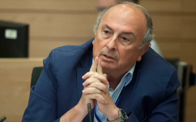 Élie Elalouf, député Koulanou et président de la commission de la Santé, du Travail et des Affaires sociales de la Knesset, le 30 juin 2014. (Crédit : Flash90) Élie Elalouf, député Koulanou et président de la commission de la Santé, du Travail et des Affaires sociales de la Knesset, le 30 juin 2014. (Crédit : Flash90)