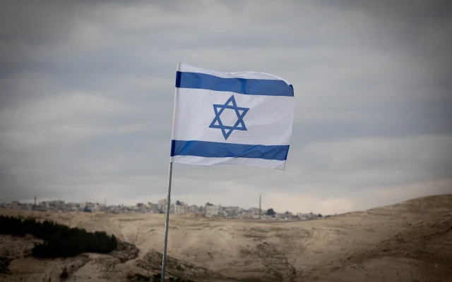 Un drapeau israélien est visible dans la zone E1 de Cisjordanie le 2 janvier 2017. (Crédit : Yonatan Sindel/Flash90)