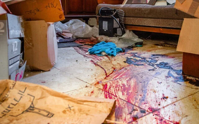 Du sang dans une maison envahie par des terroristes du Hamas, dans le kibboutz Beeri, le 7 octobre 2023. (Crédit : Edi Israël/Flash90) Du sang dans une maison envahie par des terroristes du Hamas, dans le kibboutz Beeri, le 7 octobre 2023. (Crédit : Edi Israël/Flash90)