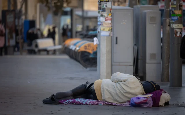 Un sans-abri dans les rues de Jérusalem, le 18 décembre 2024. (Crédit : Chaim Goldberg/FLASH90) Un sans-abri dans les rues de Jérusalem, le 18 décembre 2024. (Crédit : Chaim Goldberg/FLASH90)