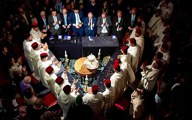 Bayt Dakira, Essaouira — Cérémonie interreligieuse réunissant musulmans, juifs et chrétiens lors du festival « L’Âme des cultures ».