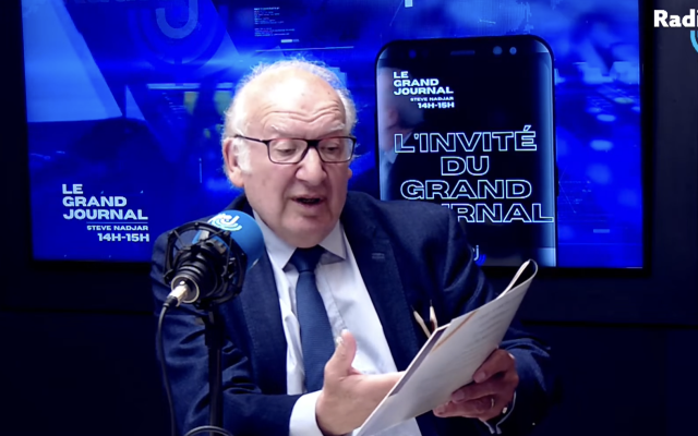 Claude Sarfati invité du Grand Journal sur Radio J le 27 mai 2022 : "Les Pirké Avot au format oblong". (Crédit : Capture d'écran/YouTube ; utilisée conformément à l'article 27a de la loi sur les droits d'auteur)
