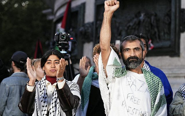 Illustration. L’avocate franco-palestinienne et députée européenne Rima Hassan (à gauche), du parti La France insoumise (LFI), se tient aux côtés de Mustafa Cakici, coordinateur de la délégation internationale de la Flottille mondiale Sumud, lors d’un rassemblement organisé place de la République à Paris, le 8 octobre 2025. (Crédit : DIMITAR DILKOFF / AFP)
