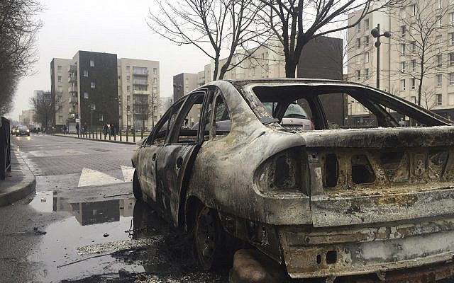 Illustration. Les restes d'une voiture incendiée par des manifestants dans la nuit de lundi à mardi 7 février 2017 à Aulnay-sous-Bois, au nord de Paris. (Crédit : AP/Alex Turnbull)