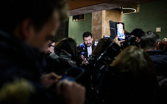 L'avocat de Geneviève Legay, militante d'Attac grièvement blessée lors d'une manifestation des Gilets jaunes, Arie Halimi (au centre), répond aux journalistes au tribunal correctionnel de Lyon, le 11 janvier 2024, avant le procès du commissaire divisionnaire Rabah Souchi. (Crédit : JEFF PACHOUD / AFP)