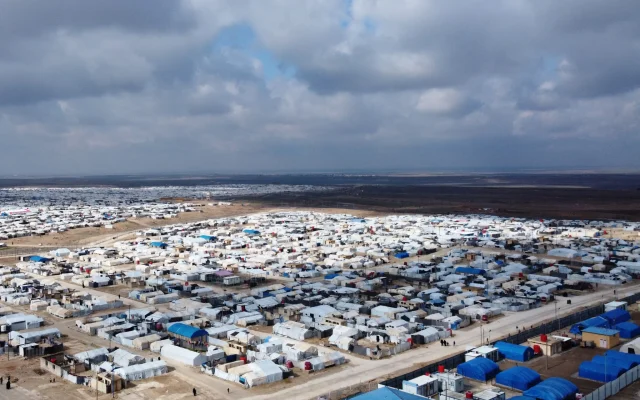 Une vue du camp d'al-Hol, le plus grand des deux camps du nord-est de la Syrie qui accueillent les familles des terroristes de l'État islamique dans le gouvernorat d'Al-Hasakah au nord-est de la Syrie, sur une photo aérienne prise le 27 janvier 2024. (Crédit : Delil Souleiman/AFP)