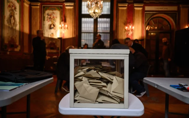 Cette photographie montre une urne après la fermeture des bureaux de vote lors des élections municipales à la mairie de Perpignan, dans le sud-ouest de la France, le 15 mars 2026. (Crédit : Ed JONES / AFP)
