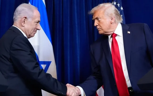 Le président américain Donald Trump (à droite) serrant la main du Premier ministre Benjamin Netanyahu lors d'une conférence de presse conjointe, à Mar-a-Lago, à Palm Beach, en Floride, le 29 décembre 2025. (Crédit : Alex Brandon/AP)