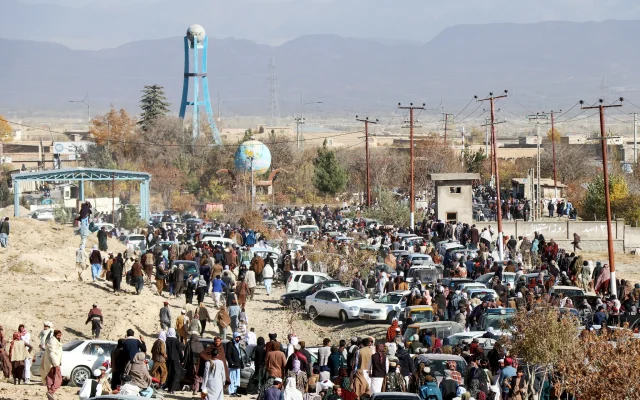 Des Afghans quittent un stade de football à Gardez, dans la province de Paktia, après avoir assisté à l'exécution publique d'un homme par les talibans le 13 novembre 2024. (Crédit : AFP)