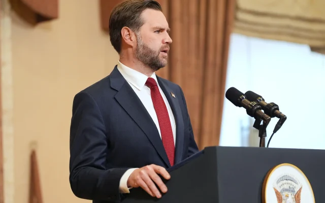Le vice-président américain JD Vance s'exprime lors d'une conférence de presse après sa rencontre avec des représentants du Pakistan et de l'Iran, le 12 avril 2026 à Islamabad, au Pakistan. (Crédit : AP/Jacquelyn Martin, Pool)