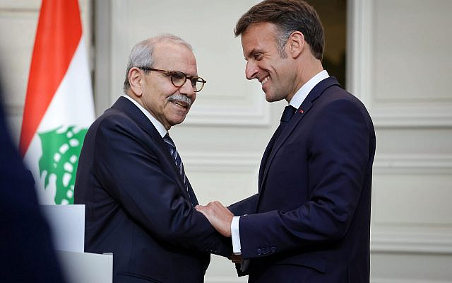 Le président français Emmanuel Macron (à droite) et le Premier ministre libanais Nawaf Salam se serrent la main après une conférence de presse conjointe à l'issue de leur rencontre au palais de l'Élysée à Paris, le mardi 21 avril 2026. (Crédit : Ludovic Marin/Pool Photo via AP) Le président français Emmanuel Macron (à droite) et le Premier ministre libanais Nawaf Salam se serrent la main après une conférence de presse conjointe à l'issue de leur rencontre au palais de l'Élysée à Paris, le mardi 21 avril 2026. (Crédit : Ludovic Marin/Pool Photo via AP)