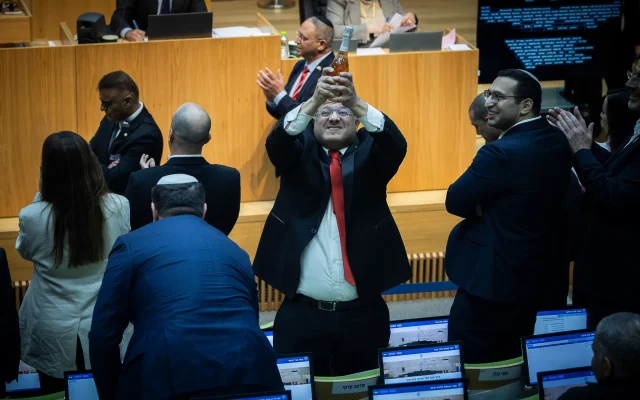 Le ministre de la Sécurité nationale, Itamar Ben Gvir, célèbre l'adoption par la Knesset de la loi instaurant la peine de mort pour les terroristes palestiniens, le 30 mars 2026. (Crédit : Chaim Goldberg/Flash90)