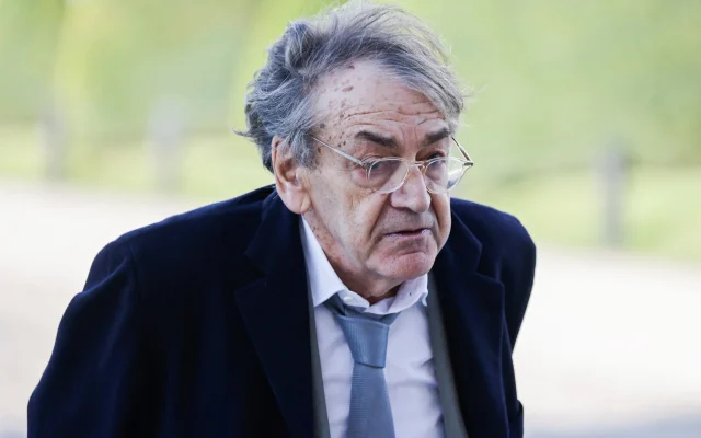 Le philosophe français Alain Finkielkraut arrive à l'hôtel des Invalides à Paris, le 3 octobre 2023, pour assister à une cérémonie d'hommage national. (Crédit : Ludovic MARIN / AFP)