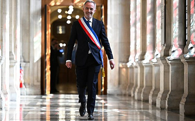 Le nouveau maire de Paris, Emmanuel Grégoire, porte l'écharpe tricolore de la mairie après sa nomination lors de la séance inaugurale du conseil municipal à l'hôtel de ville de Paris, le dimanche 29 mars 2026. (Crédit : Julien De Rosa, Pool Photo via AP)