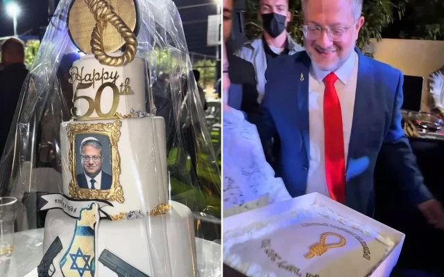 Montage photos (de gauche à droite) : Un grand gâteau d'anniversaire orné d'un nœud coulant doré et d'armes à feu offert au ministre de la Sécurité nationale, Itamar Ben Gvir, lors de la fête organisée pour son 50ᵉ anniversaire, le 2 mai 2026 ; Ayala Ben Gvir offrant à son époux un deuxième gâteau d'anniversaire, plus petit, également orné d'un nœud coulant, le 2 mai 2026. (Crédits : Capture d'écran/Itamar Ben Gvir via Instagram)