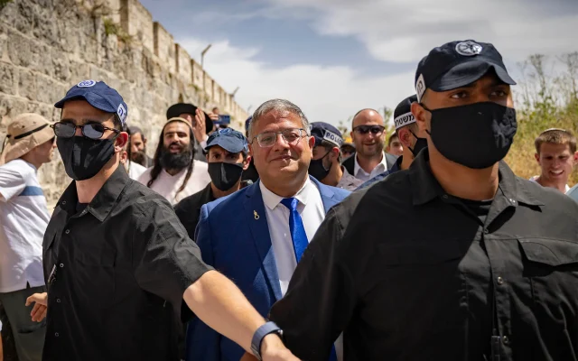 Le ministre de la Sécurité nationale, Itamar Ben Gvir, visite le Mont du Temple dans la Vieille Ville de Jérusalem à l'occasion des célébrations de la Journée de Jérusalem, le 14 mai 2026. (Crédit : Yonatan Sindel/Flash90)
